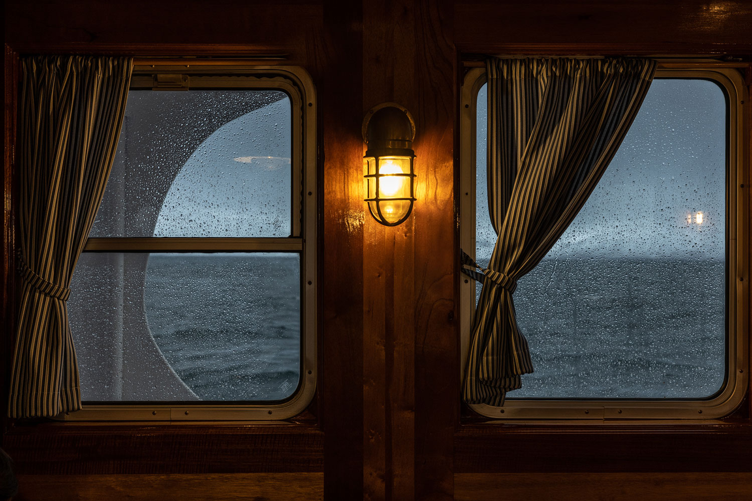 Salon der Cape Race mit Bibliothek