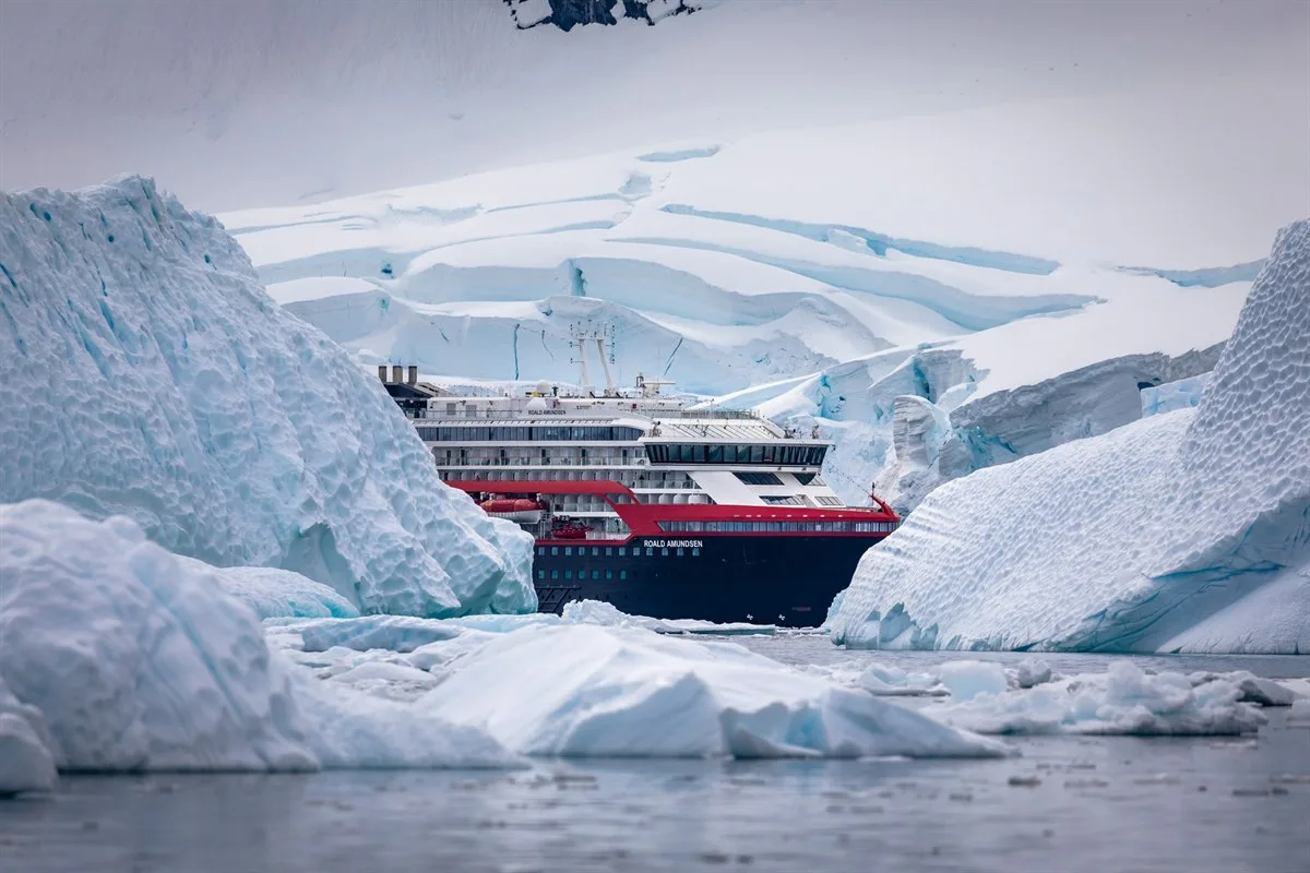 MS Roald Amundsen in der Paradise Bay · Foto: Oscar Farrera
