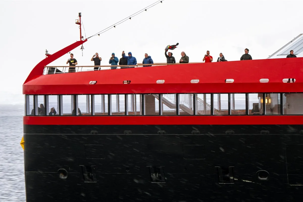 MS Roald Amundsen in der Antarktis · Foto: Espen Mills