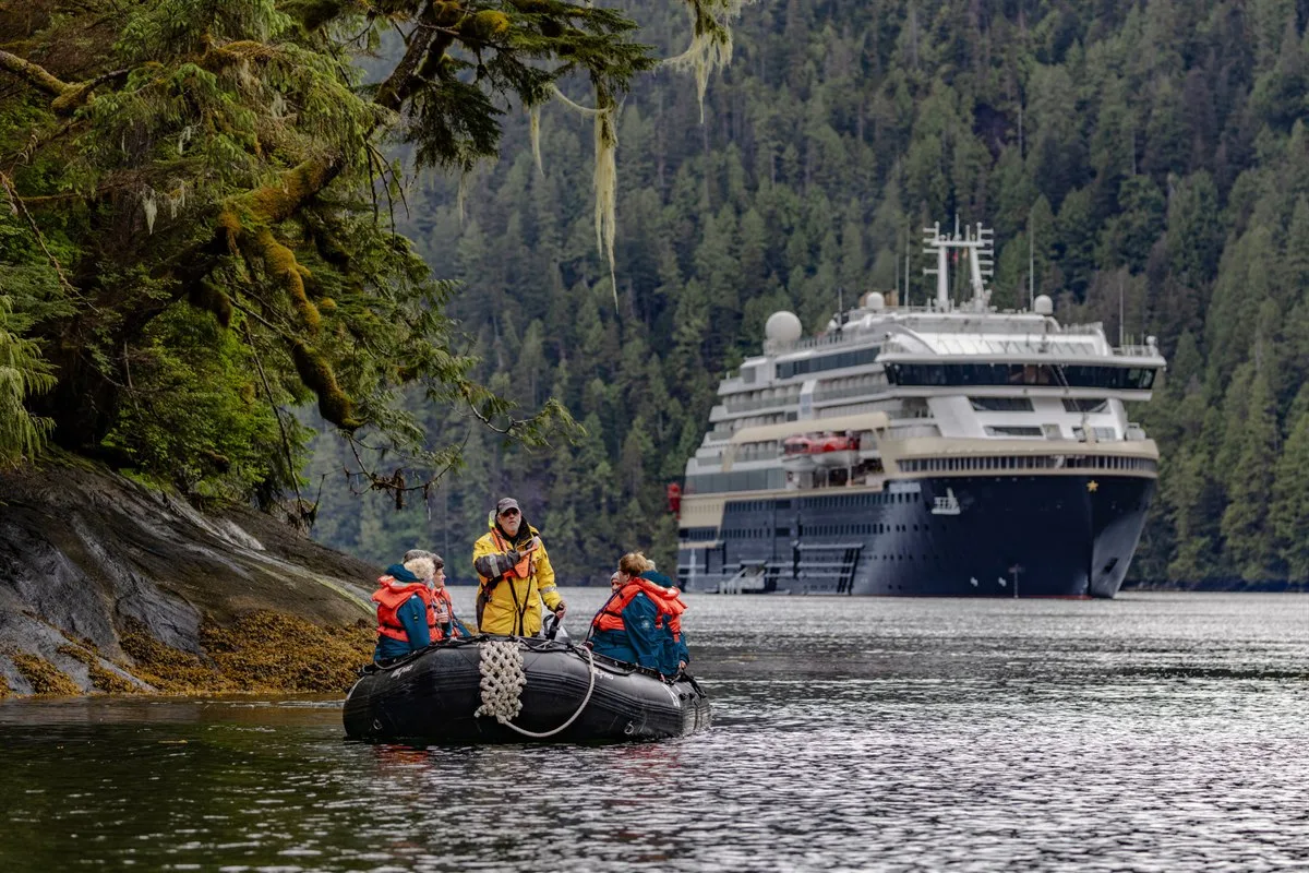 MS Roald Amundsen in den Misty Fjords · Foto: Oscar Farrera