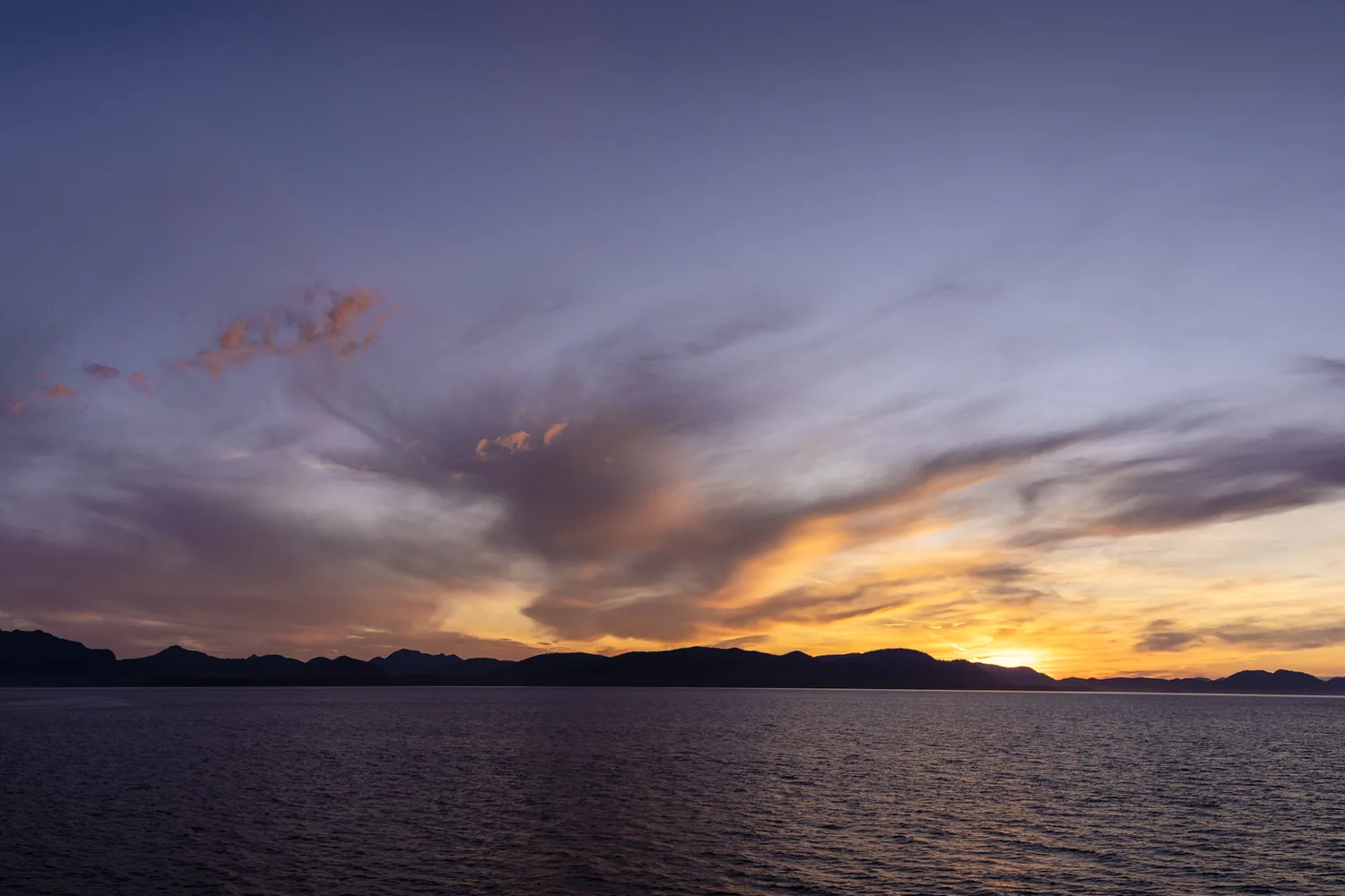 Sonnenuntergang auf See, Alaska · Foto: Oscar Farrera