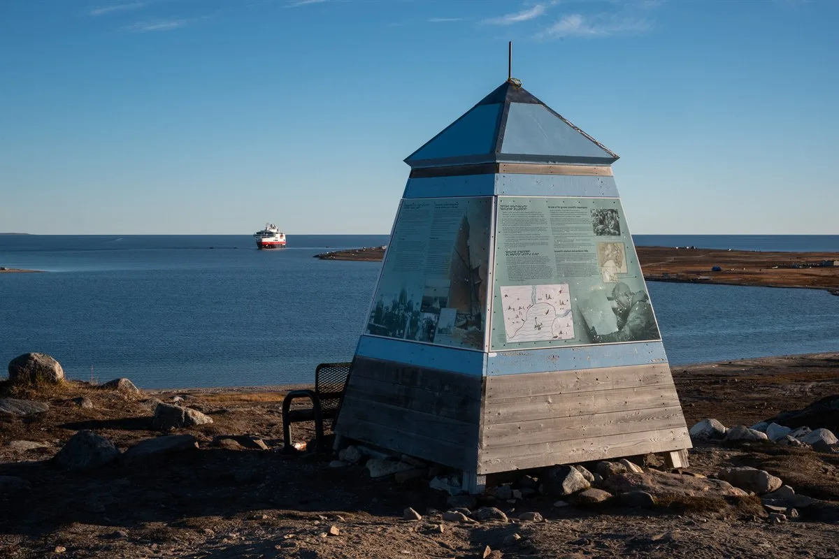 Amundsen-Monument, Gjoa Haven (Nunavut) · Foto: Kim Rormark