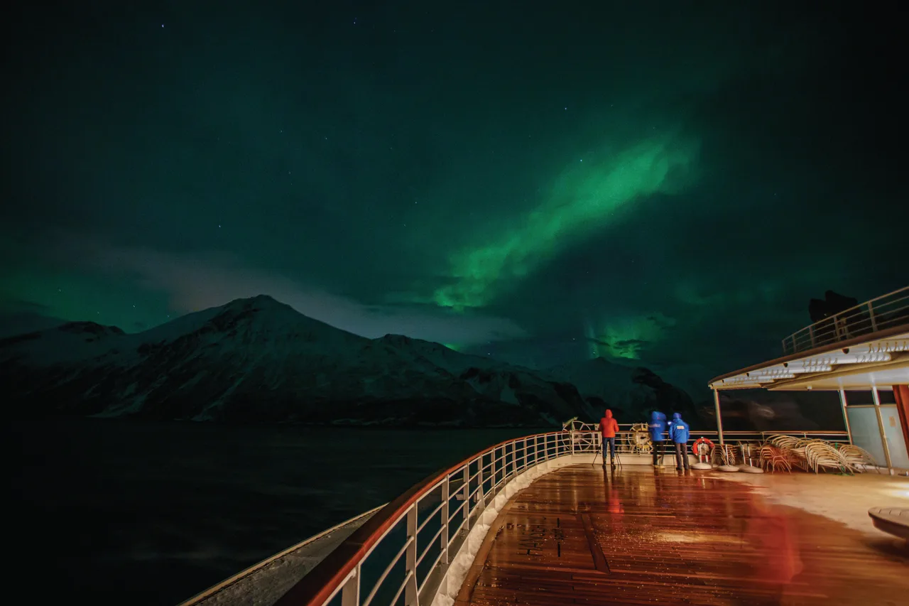 Polarlichter vom Schiffsdeck