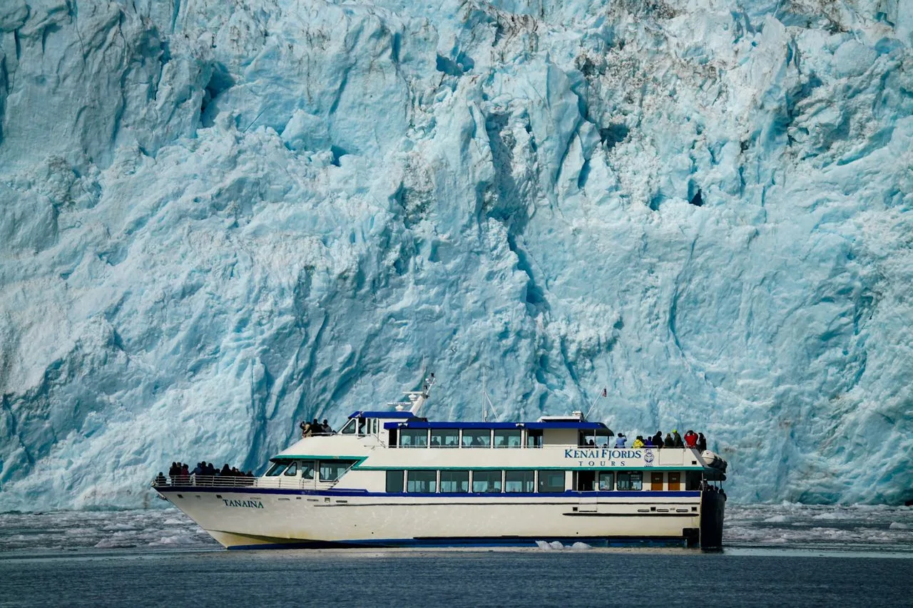 Expeditionsboot am Gletscher