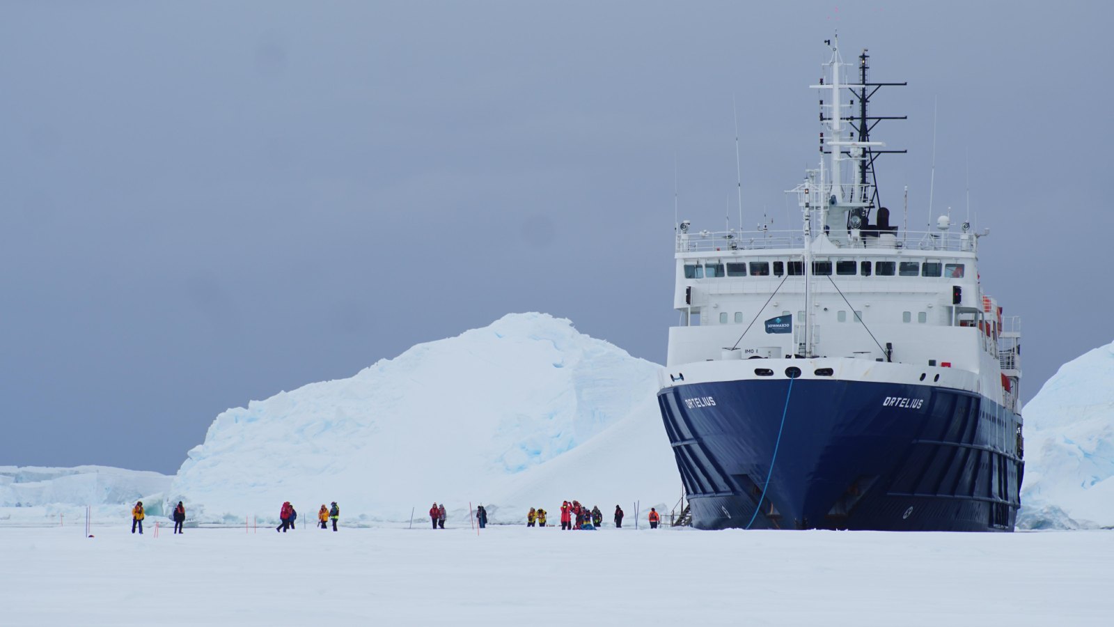 MS Ortelius im Packeis der Antarktis