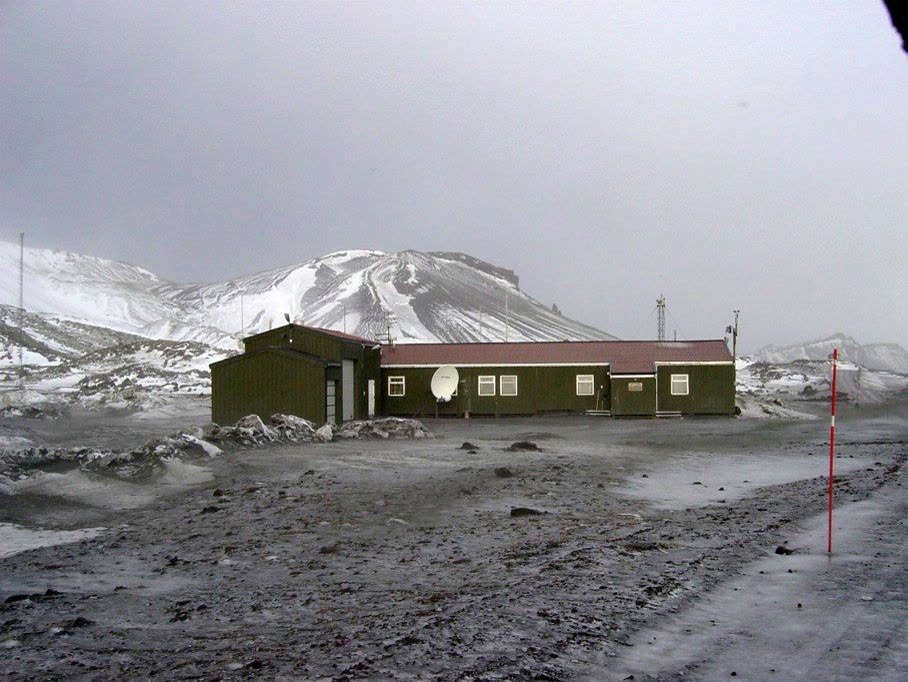 Gebäude der norwegischen Station auf Jan Mayen