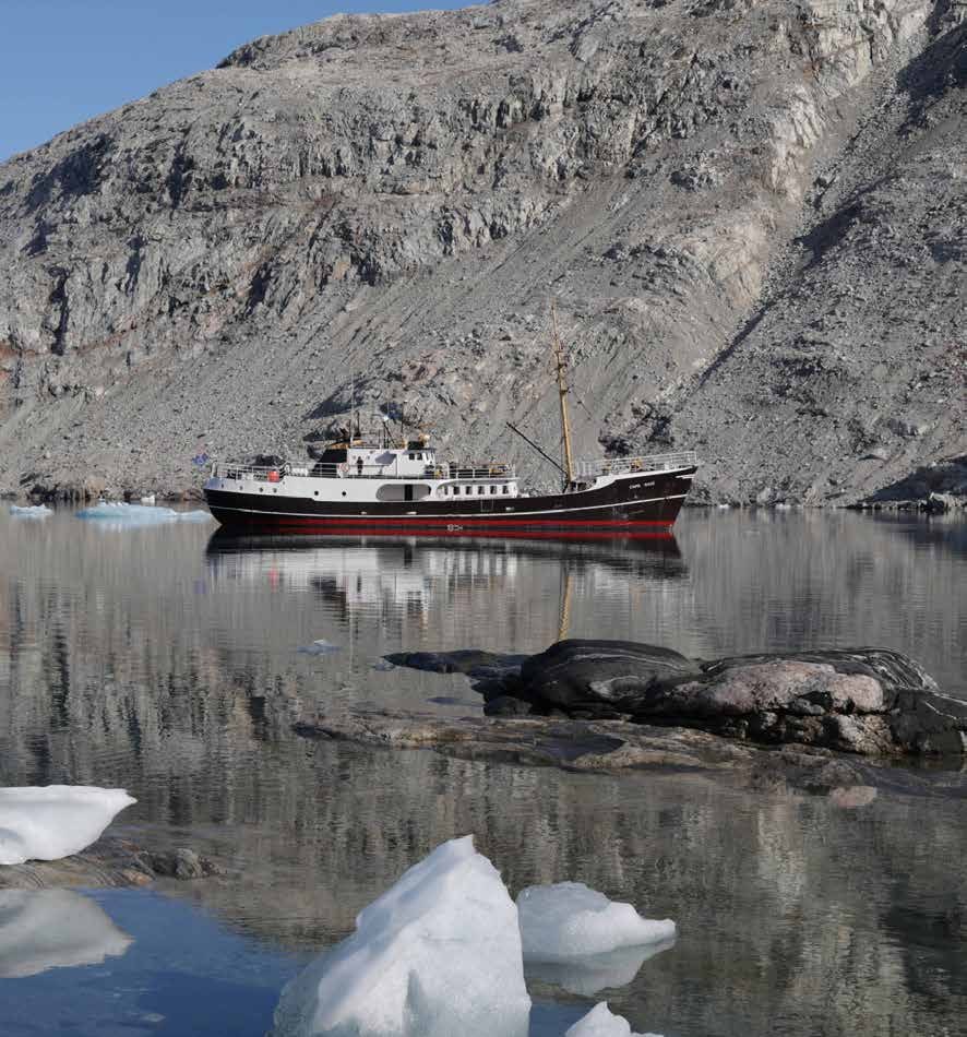 Die CAPE RACE vor Anker. Bei Windstille liegt das Fjordwasser ohne eine einzige Welle.