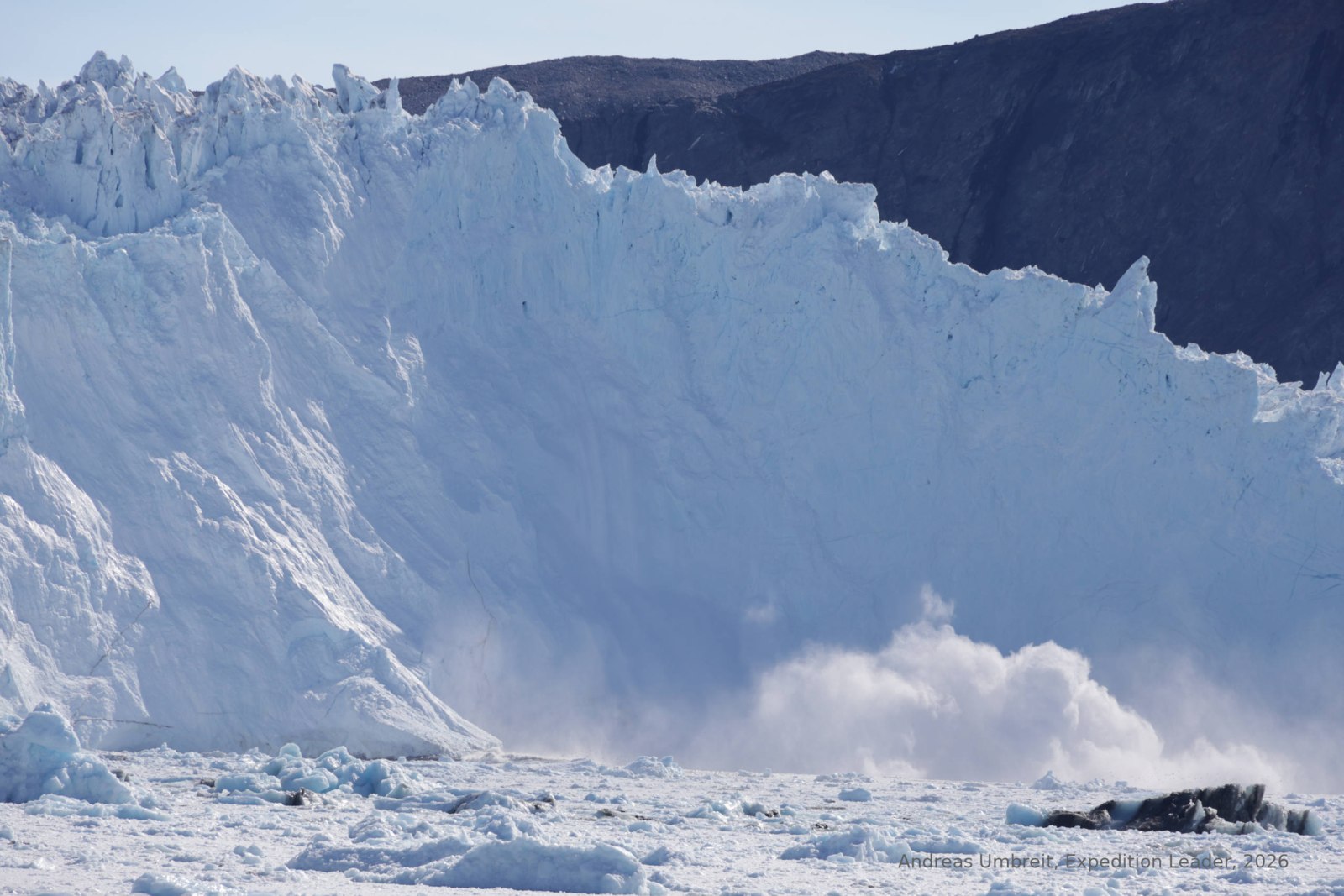 Kalbung am Eqip-Sermia-Gletscher: Eismassen stürzen von der Abbruchfront ins Wasser