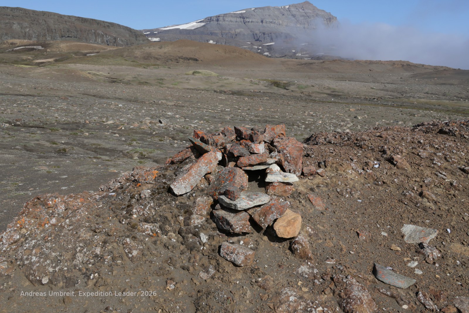 Historische Fuchsfalle aus aufgeschichteten Steinen in der Tundra Westgrönlands