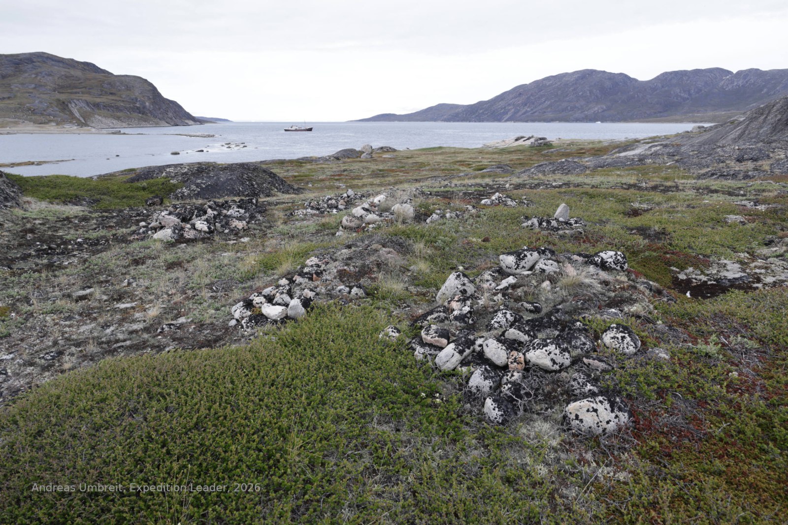 Gräberfeld aus Steinsetzungen in der Tundra bei Pakitsoq, Westgrönland