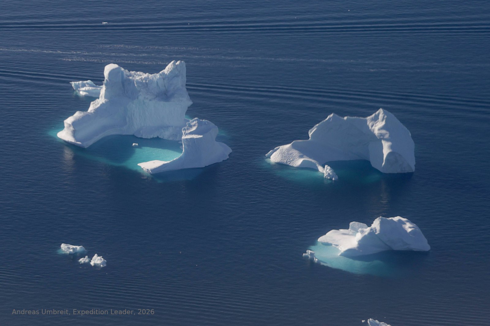 Eisberge in der Diskobucht bei Ilulissat aus dem Linienflugzeug kurz nach dem Start