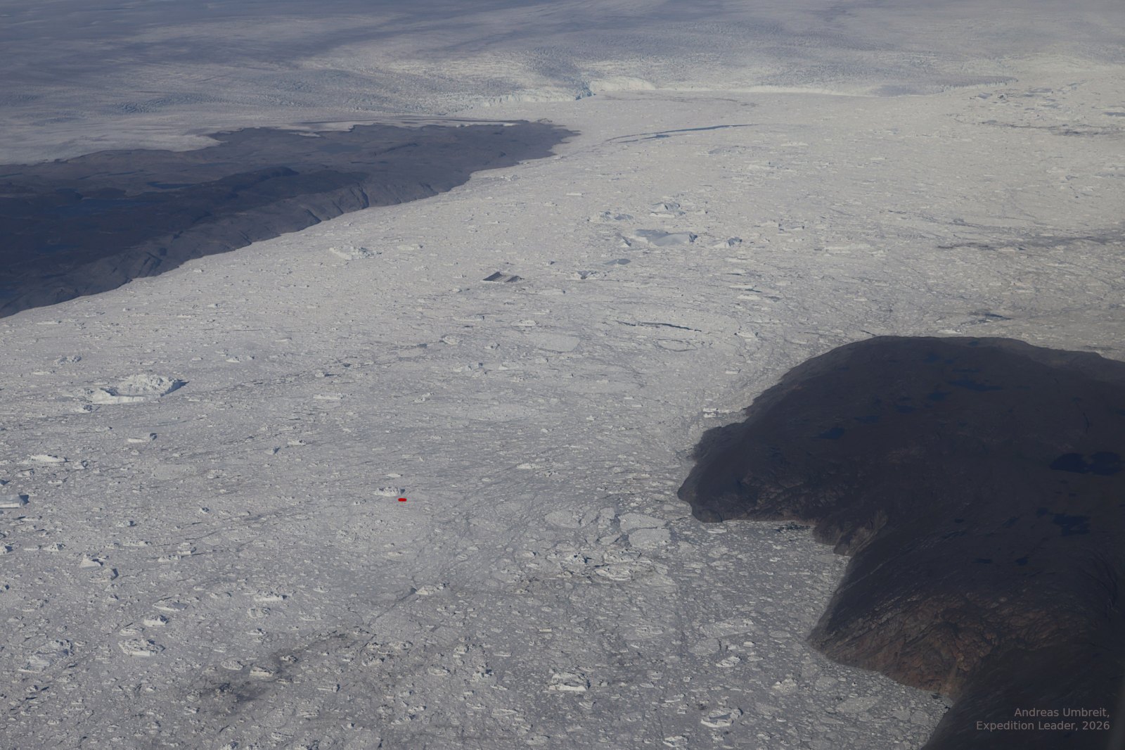 Luftbild der engsten Stelle des eisbedeckten Kangiafjords, immer noch sieben Kilometer breit