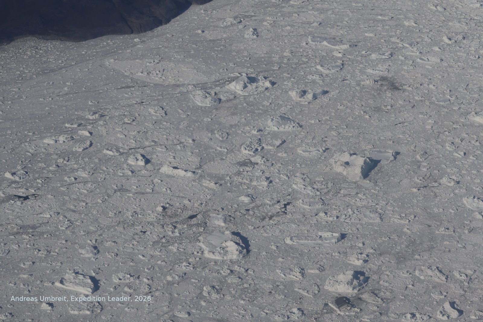 Dicht gedrängtes Eis und Eisberge im Kangiafjord aus dem Flugzeug