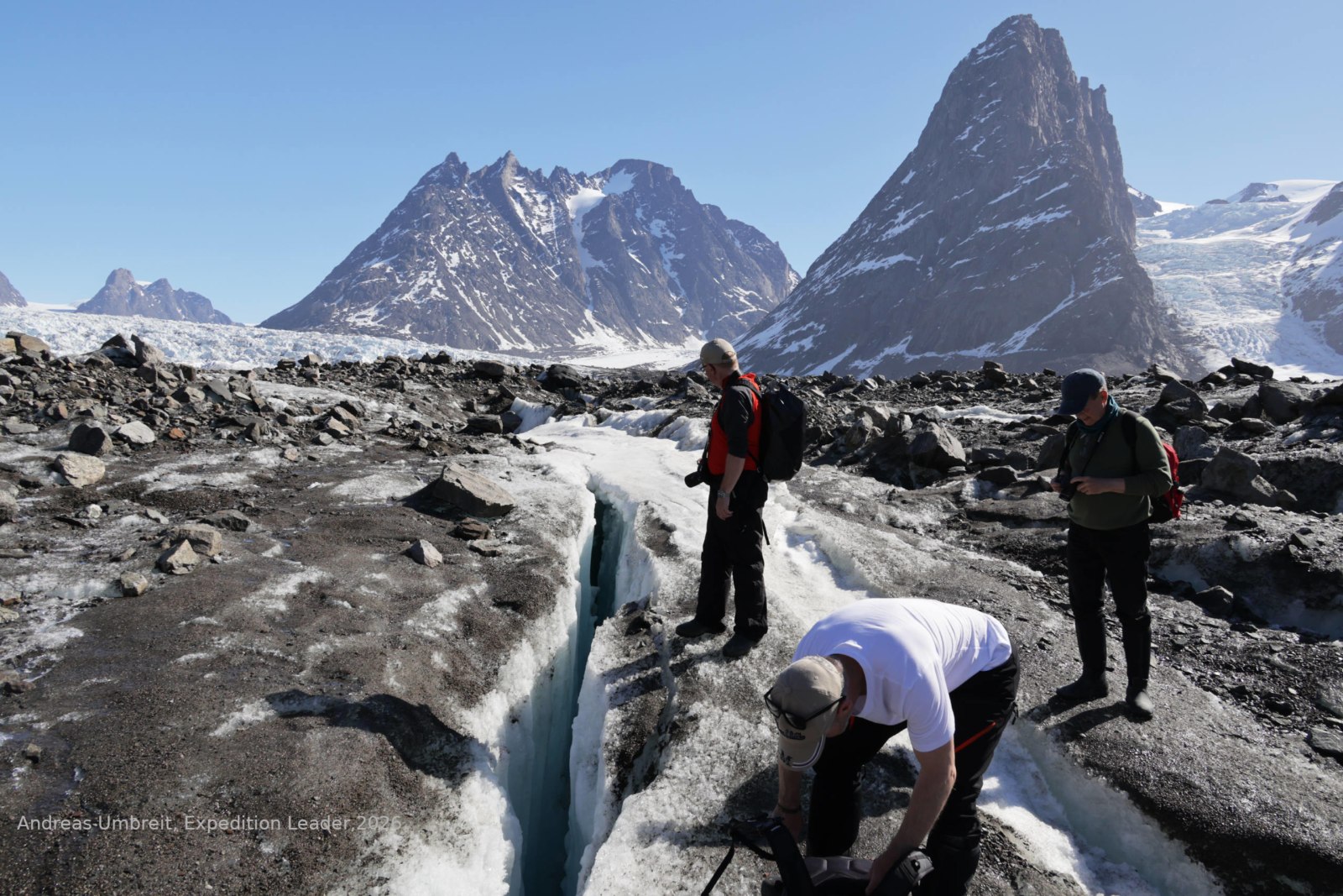 Gästegruppe der CAPE RACE am Rand des Gletschers im Evighedsfjord in Westgrönland