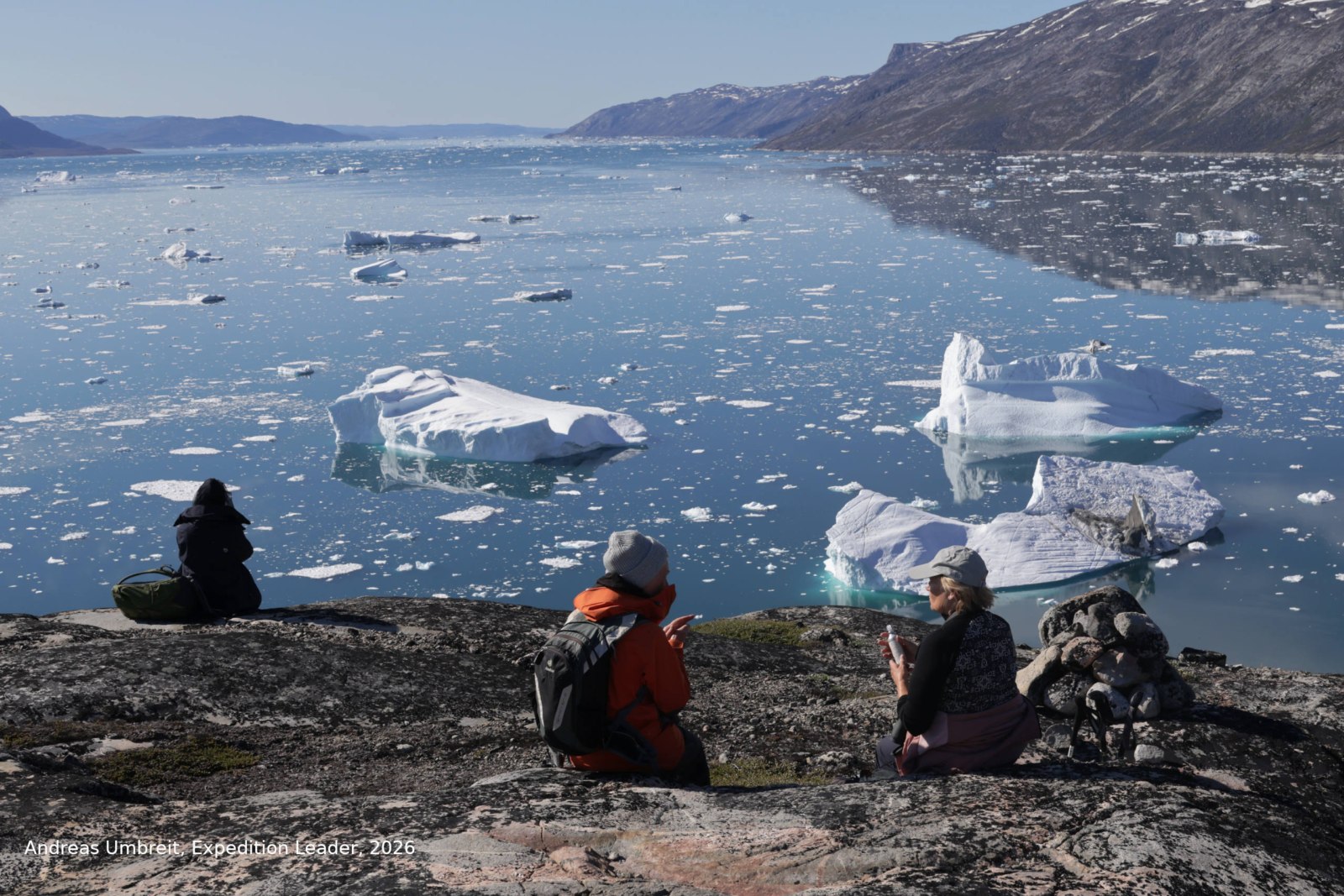 Gäste der CAPE RACE auf einem kleinen Gipfel mit weitem Blick über eine Bucht in Westgrönland