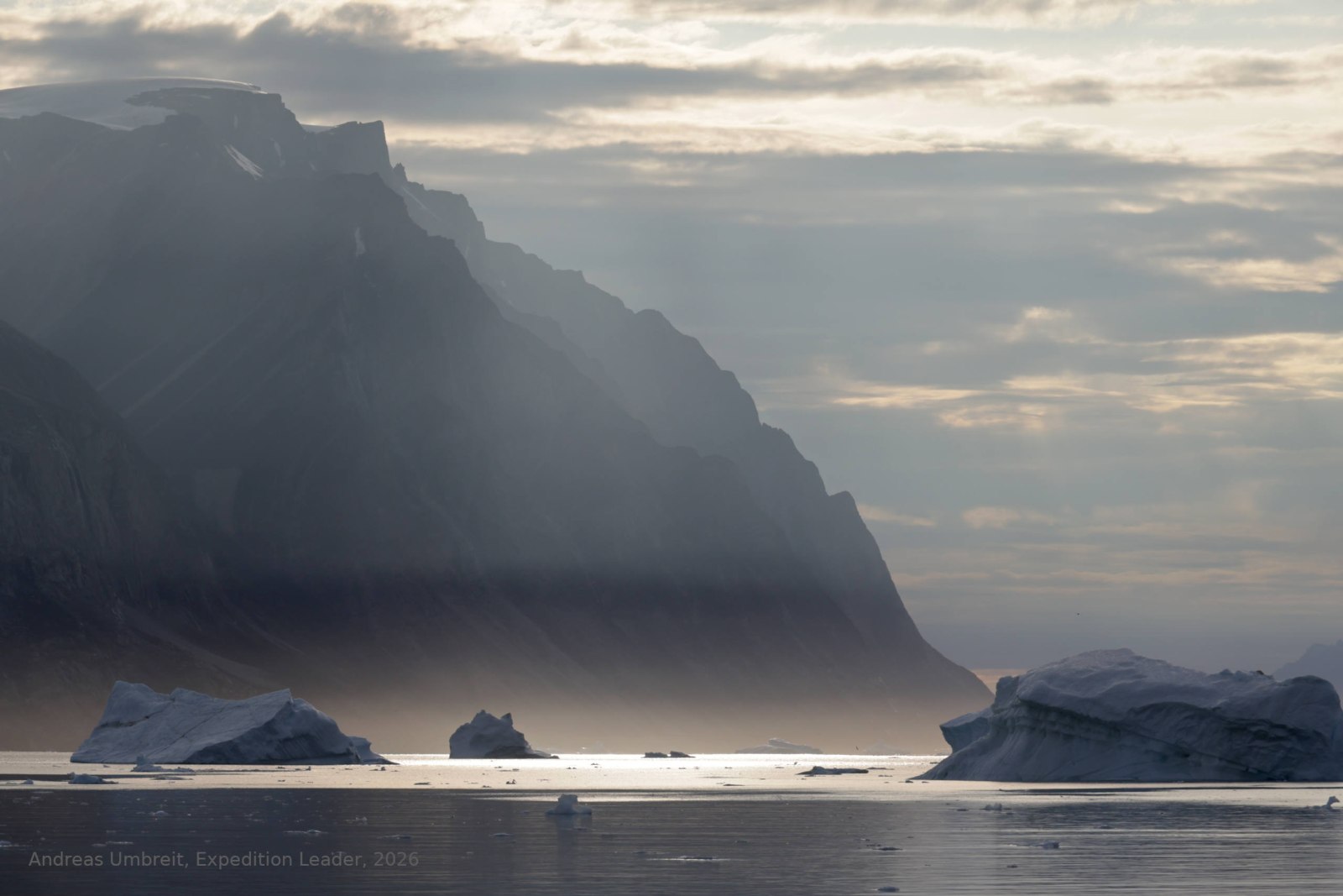 Nächtliche Lichtstimmung über dem Wasser, gesehen vom Deck der CAPE RACE in Westgrönland