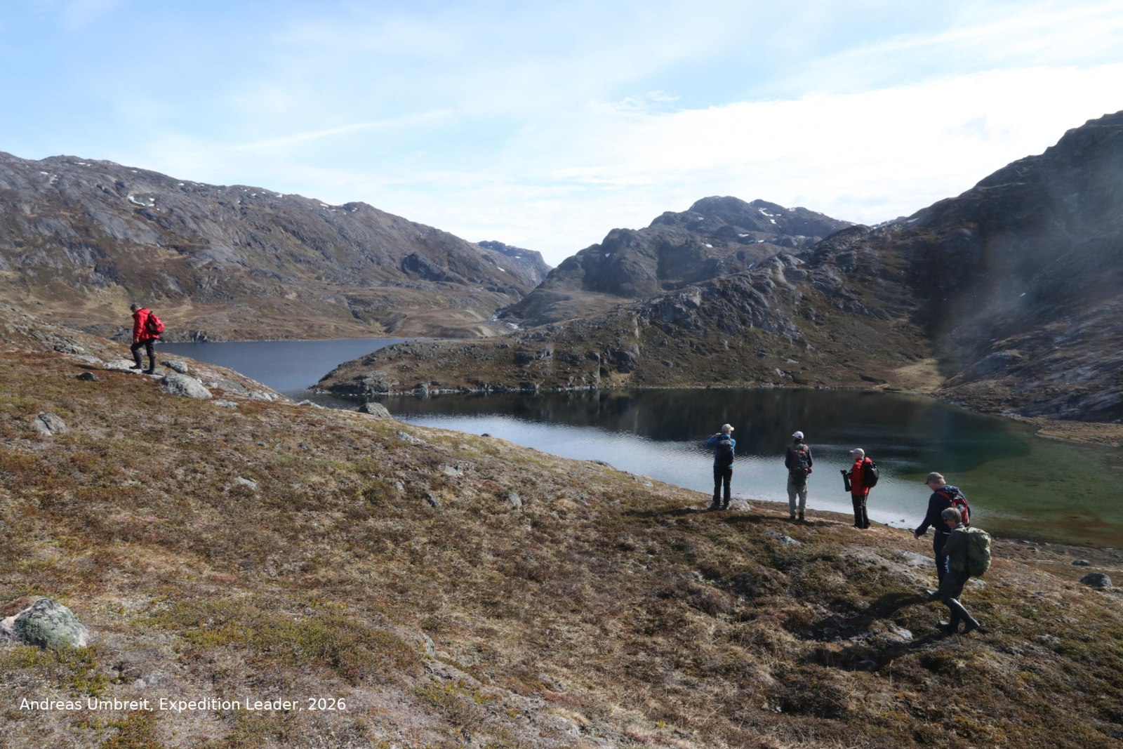 Wandergruppe der CAPE RACE oberhalb eines einsamen Bergsees in Westgrönland