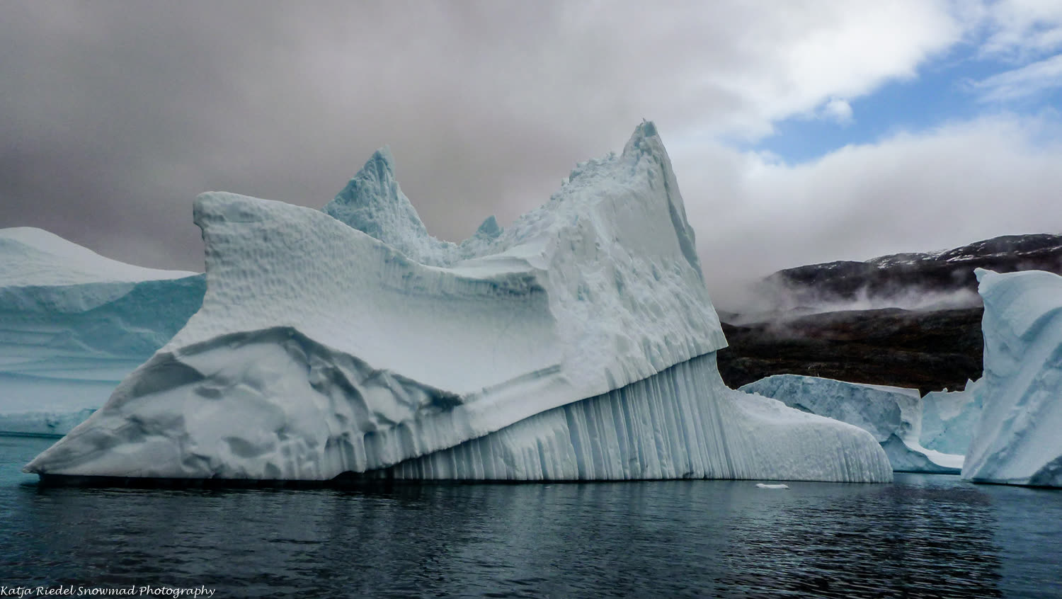 Große Eisberge in einem Fjord in Nordostgrönland