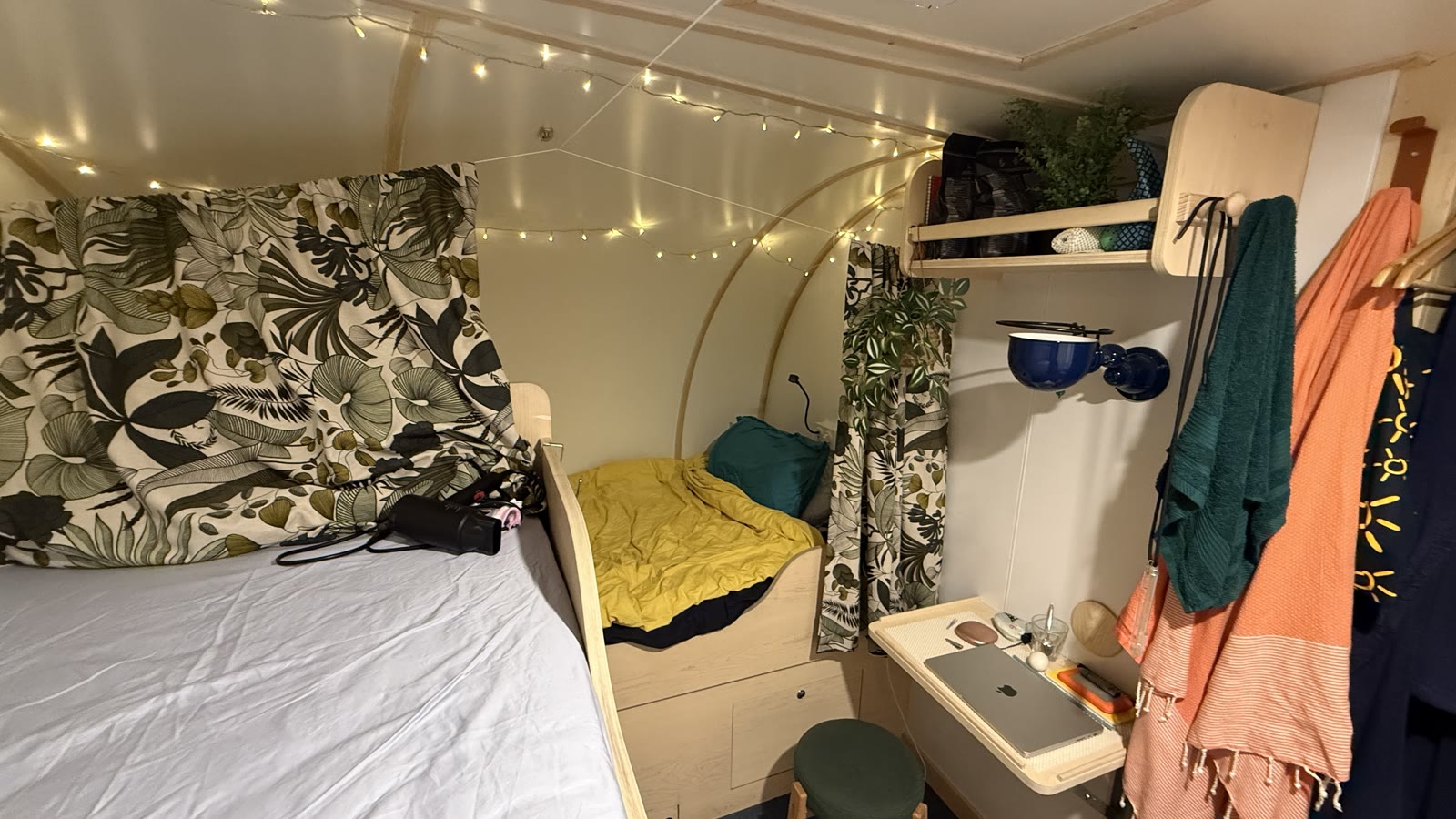 Eine Kammer an Bord. Im Winter wird sie einzeln genutzt, im Frühjahr und Sommer teilen sich zwei Forschende einen Raum.