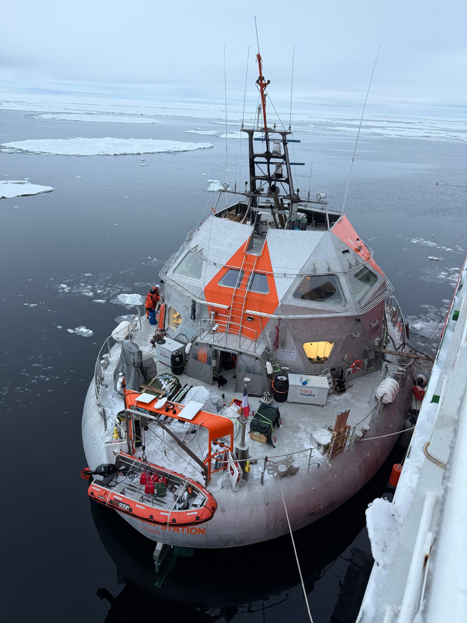 Der Rumpf der Tara Polar Station von oben: rund und glatt, damit der Eisdruck die Station nach oben schiebt, statt sie zu zerdrücken – dasselbe Prinzip, nach dem Nansen seine Fram bauen ließ.