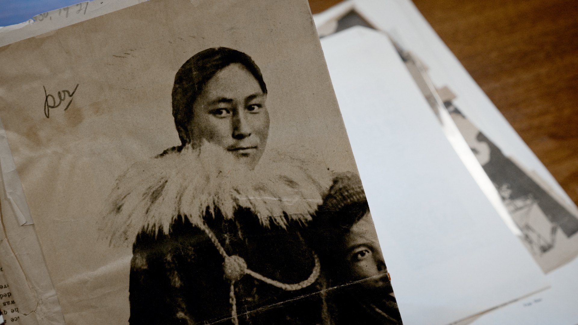 Historische Porträtaufnahme von Ada Blackjack zwischen Archivabzügen