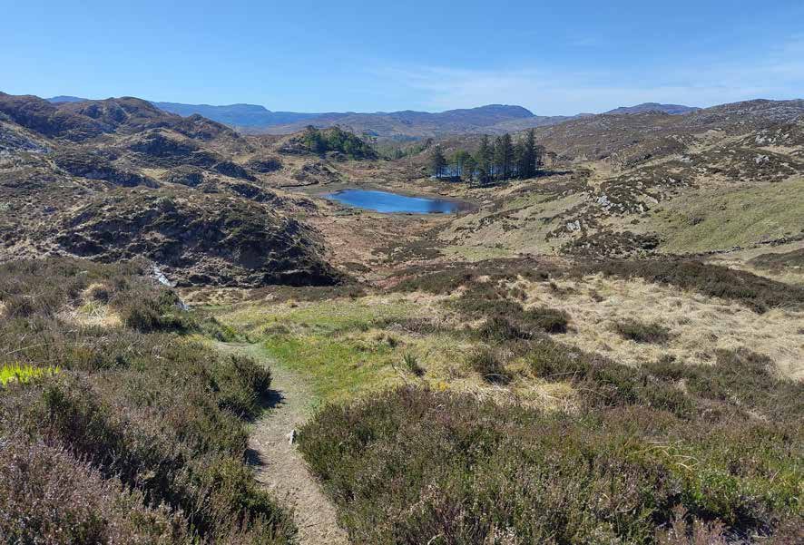 Weite Hügellandschaft mit Lochan auf den Äußeren Hebriden, Schottland
