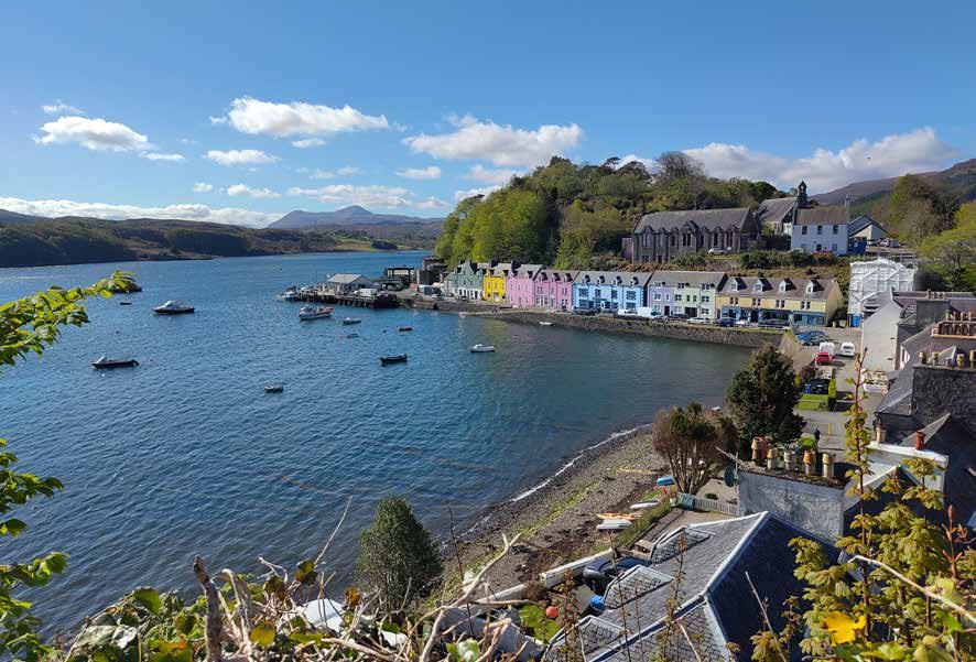 Die bunten Häuser am Hafen von Portree auf der Isle of Skye