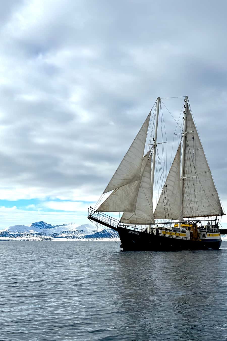 Der Schoner Meander unter vollen Segeln im Nordfjord, Spitzbergen