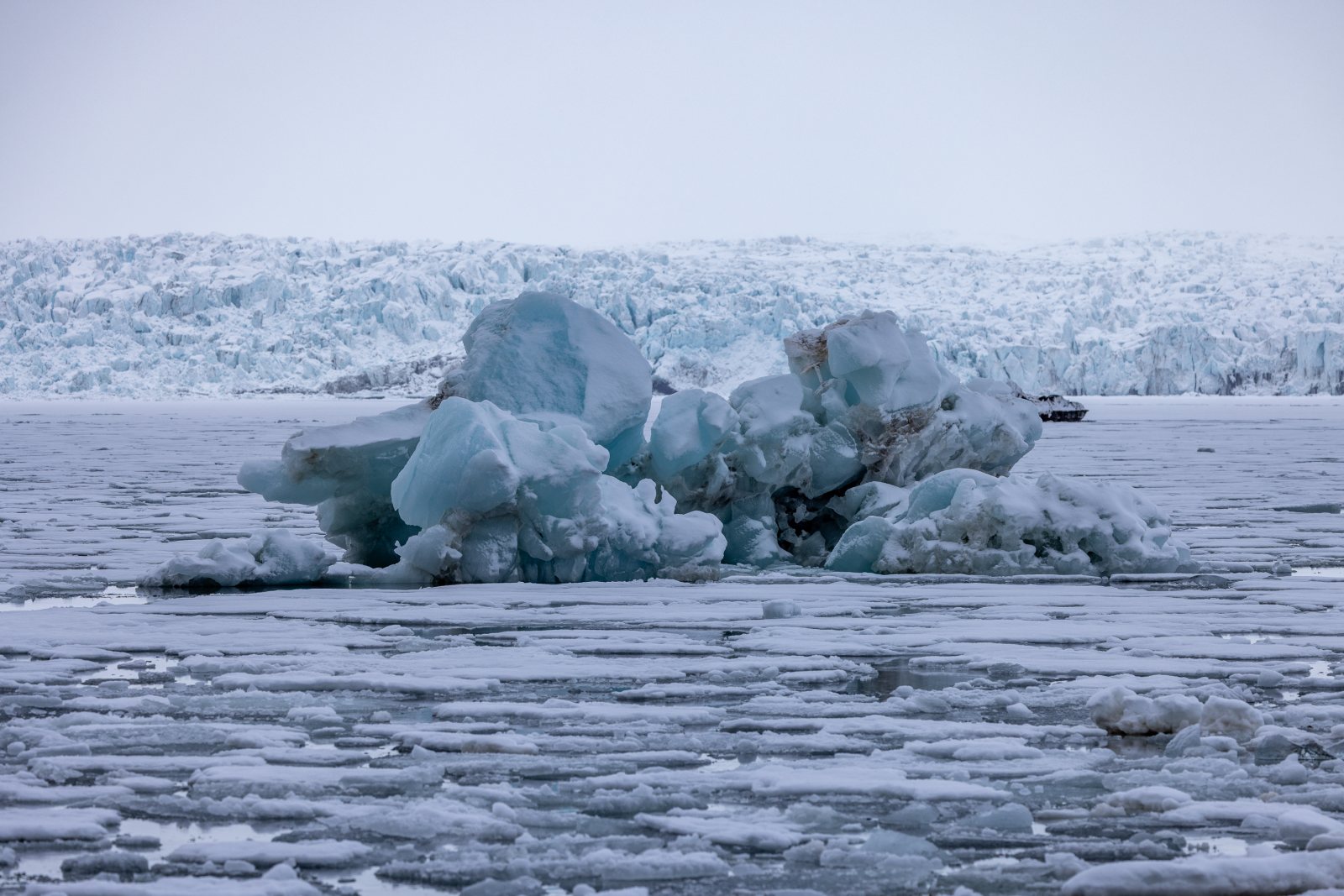 Aufgebrochenes Fjordeis und Gletscherfront in der Borebukta, Isfjord, Spitzbergen