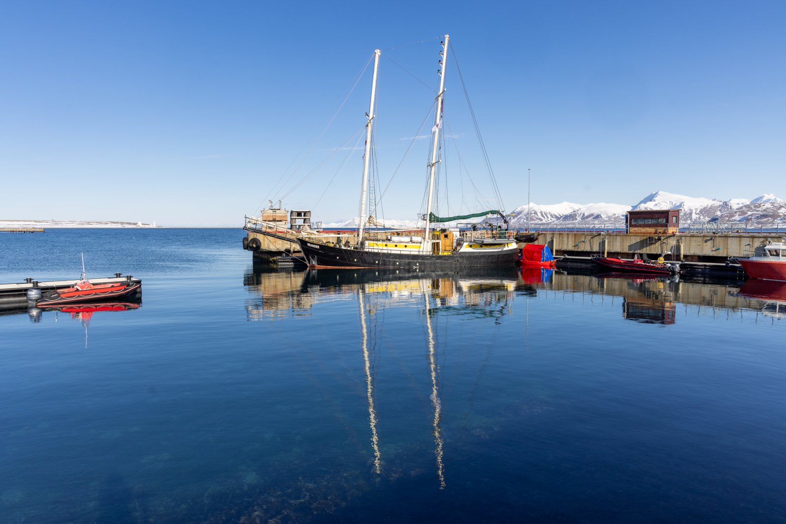 Die SV Meander im Hafen von Ny-Ålesund, Kongsfjord, Spitzbergen