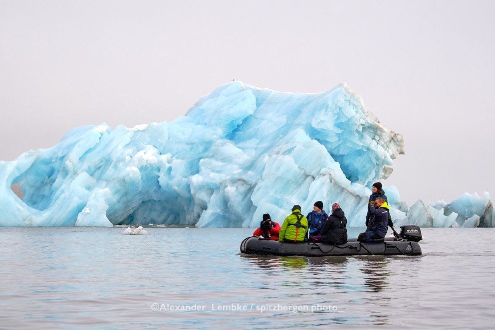 Großer blauer Eisberg im Storfjord, Ostspitzbergen