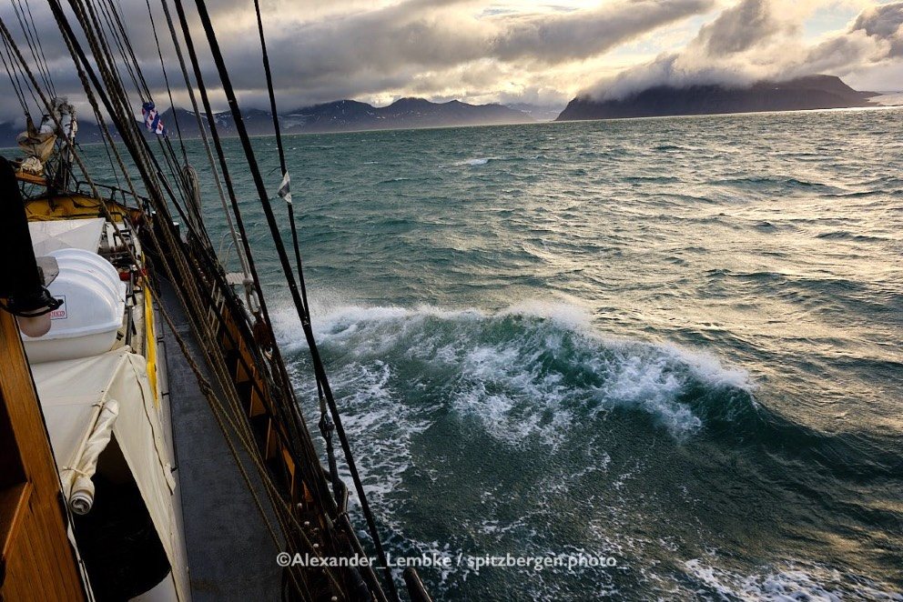 Blick von Deck der Meander über bewegte See, Spitzbergen