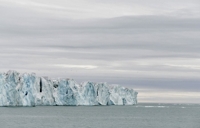 Die kilometerlange Eisfront des Bråsvellbreen an Nordaustlandet unter bedecktem Himmel