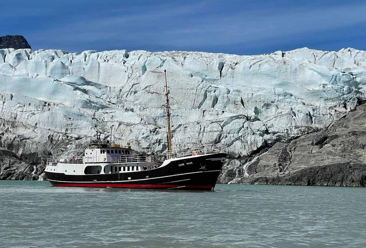 Expeditionsschiff MS Cape Race vor einer Gletscherfront in Westgrönland