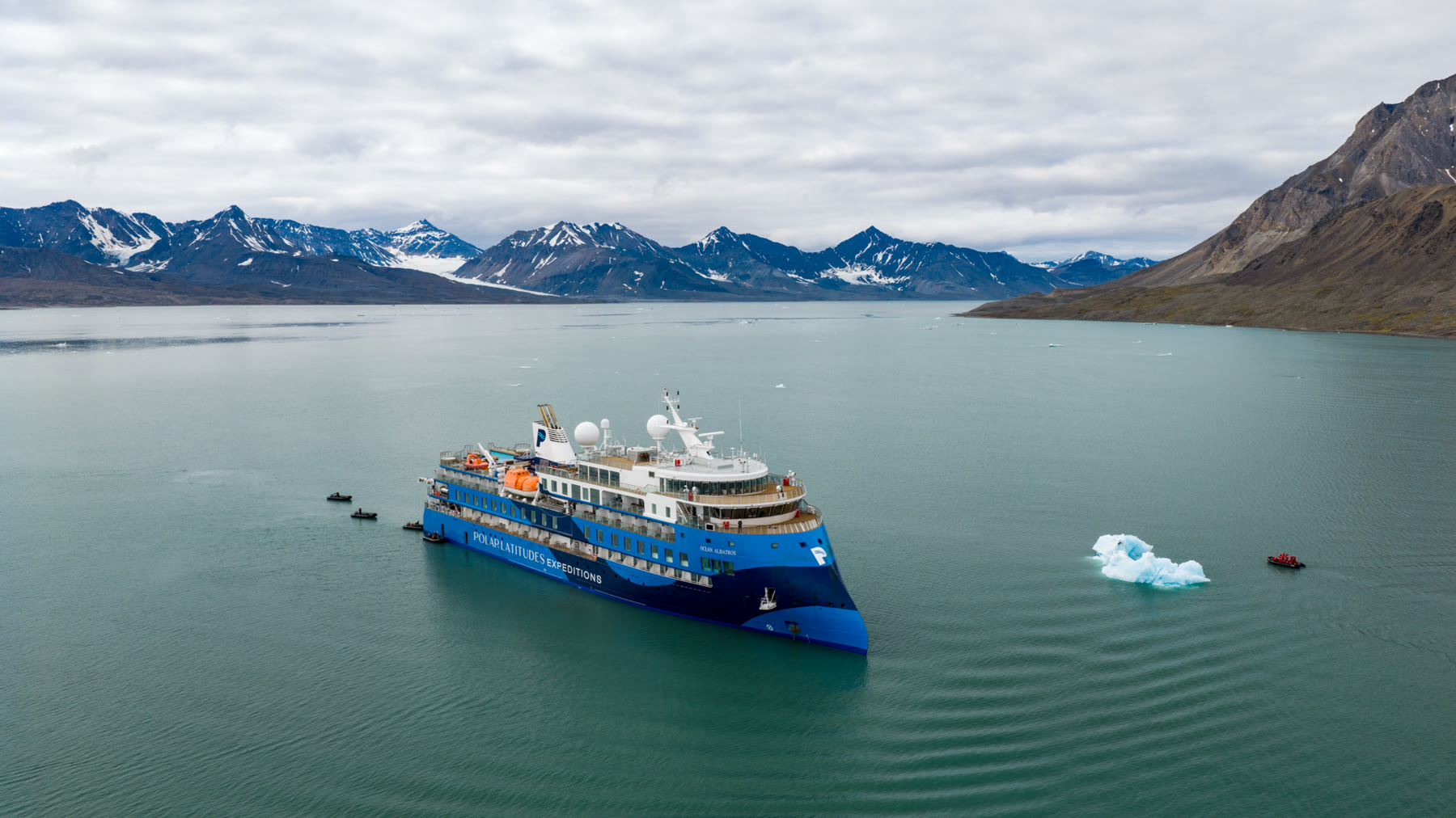 Die Ocean Albatros vor Anker
