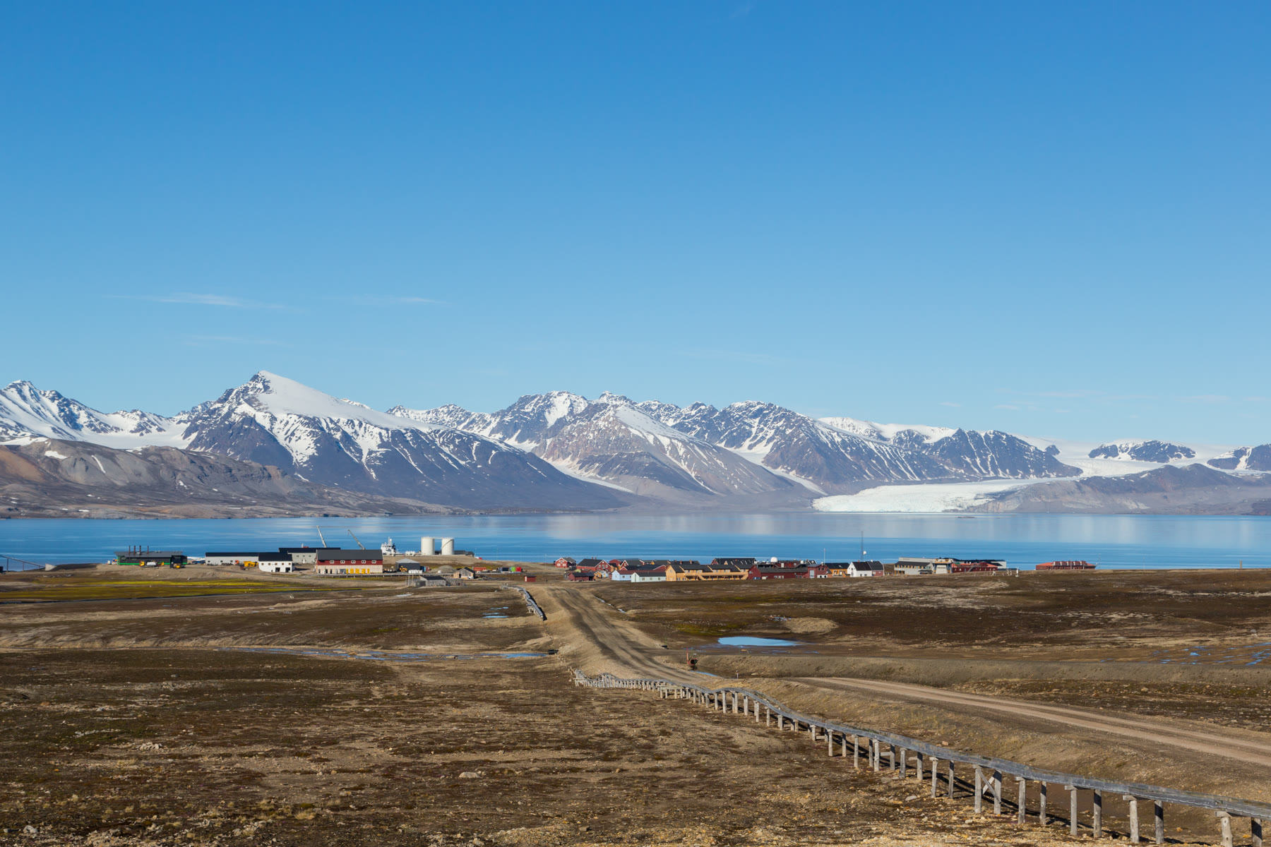 Ny-Ålesund im Kongsfjord