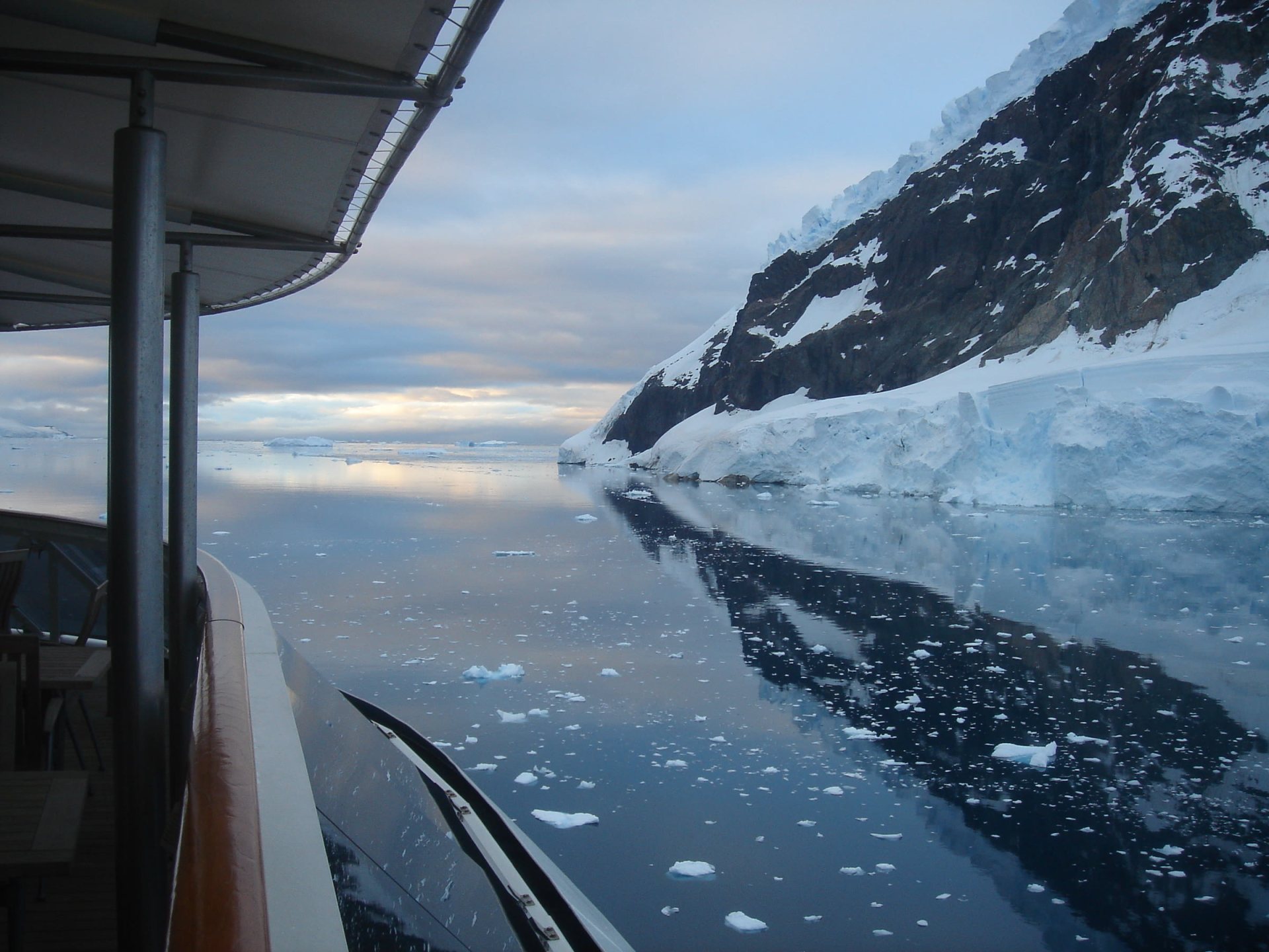 Antarktische Halbinsel: Eisberge und Gletscherfront