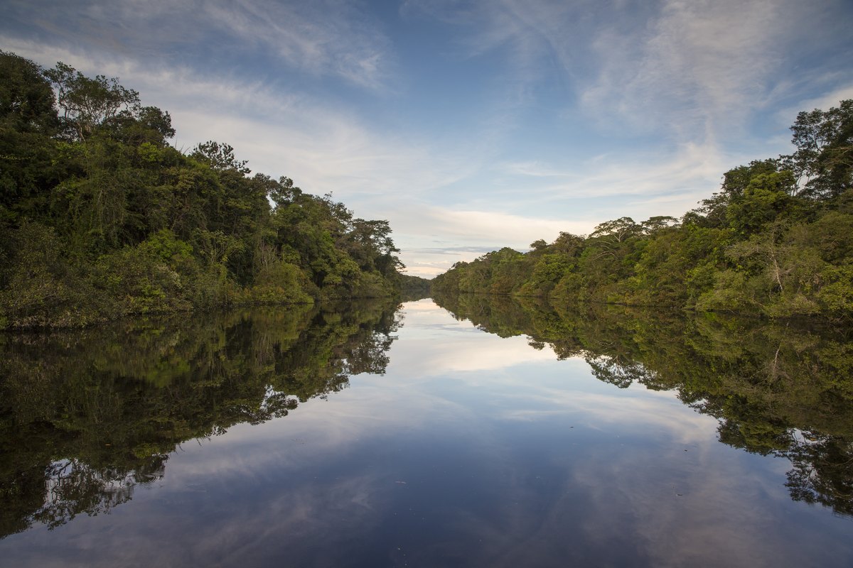 Weite Flusslandschaft