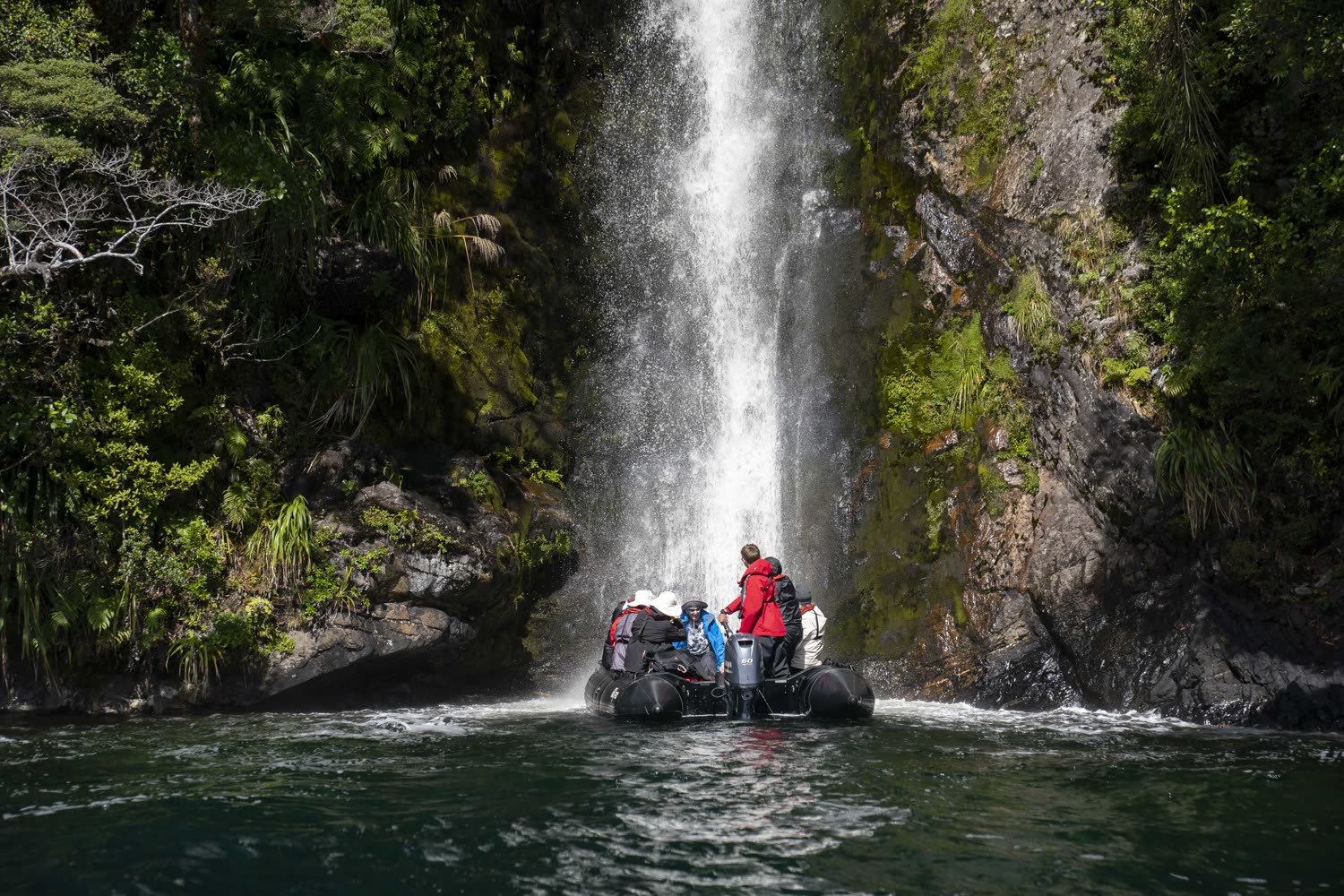 Zodiac am Wasserfall, Dusky Sound © F. Wardle