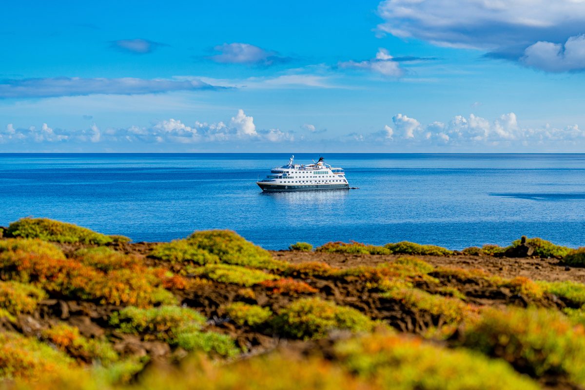 MS Santa Cruz II vor San Cristóbal