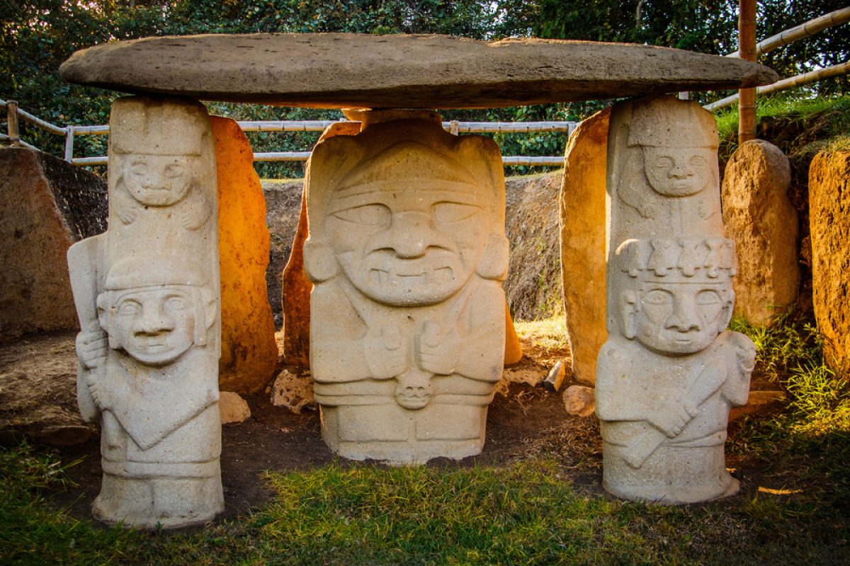 CO-Tag5-San-Augustin-präkolumbianische-Steinskulpturen-im-Archäologischen-PArk-shutterstoc