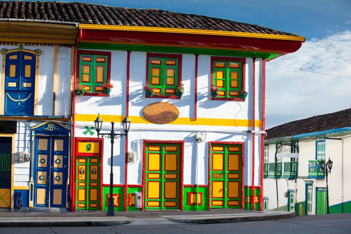 CO-Tag11-Salento-buntes-Haus-im-Dorf-shutterstock