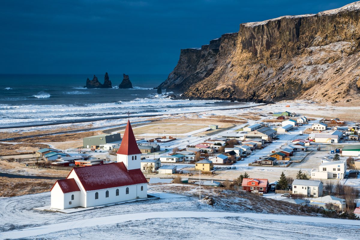 Kirche von Vík im Winter