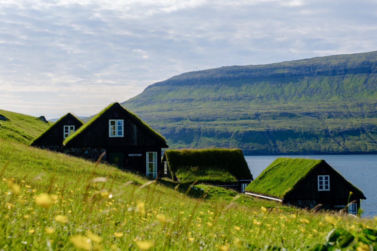 Torfhäuser am Fjord