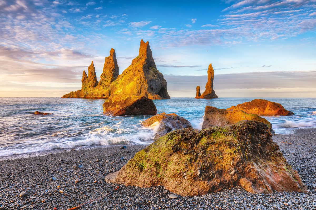 Reynisdrangar bei Sonnenaufgang