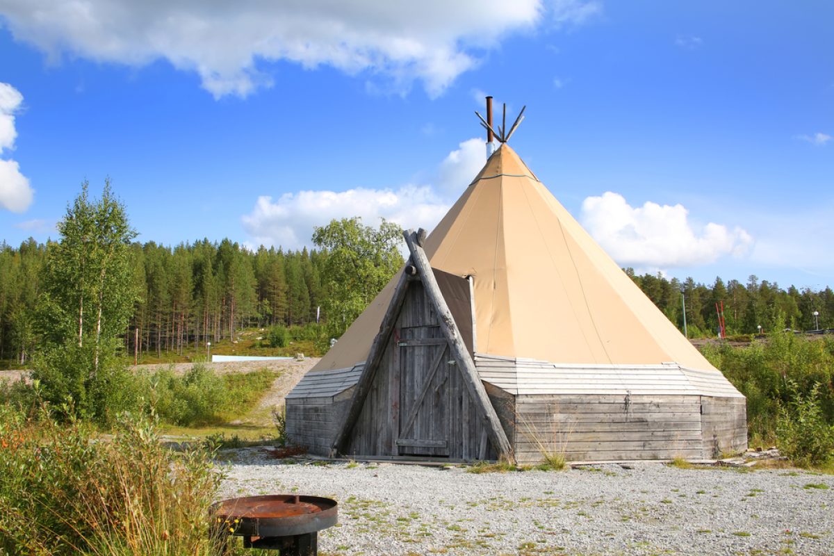 NORKAP-Galerie-Norwegen-samisches-Zelt-shutterstock