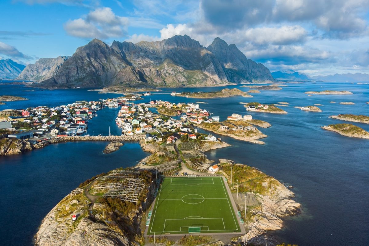 NORLOF Luftaufnahme der Stadt Henningsvær