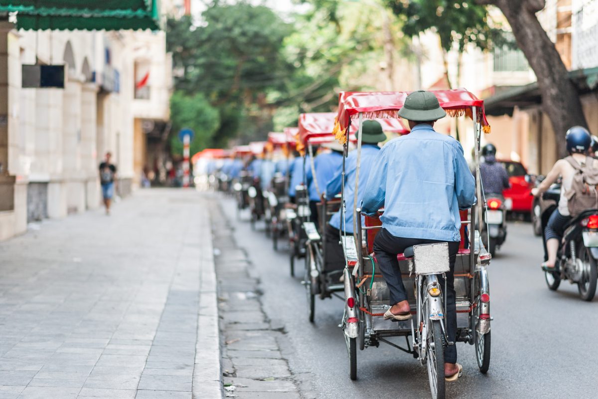 VN Vietnam Reihe-von-Rahrradrikschas-in-Hanois-Altstadt