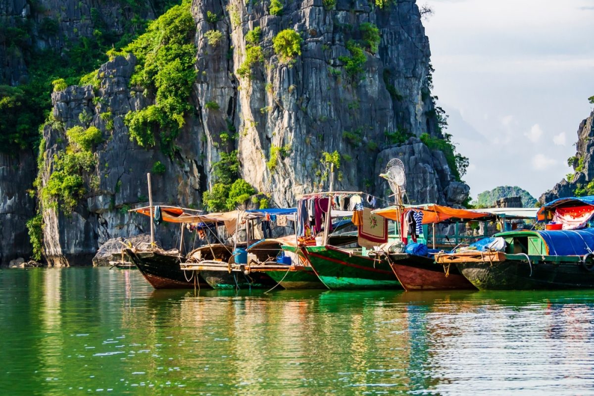 VNRLUX mehrfarbige Fischerboote, die sich in den smaragdgrünen Gewässern der Ha Long Bay G