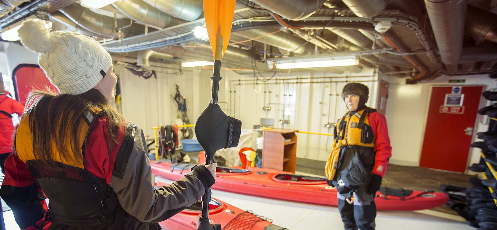 An Bord der MS Expedition — Mudroom mit Kajak-Vorbereitung